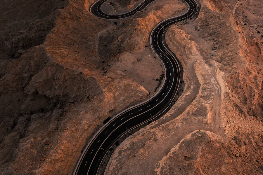 La route sinueuse du Jebel Hafeet, près d'Al Aïn