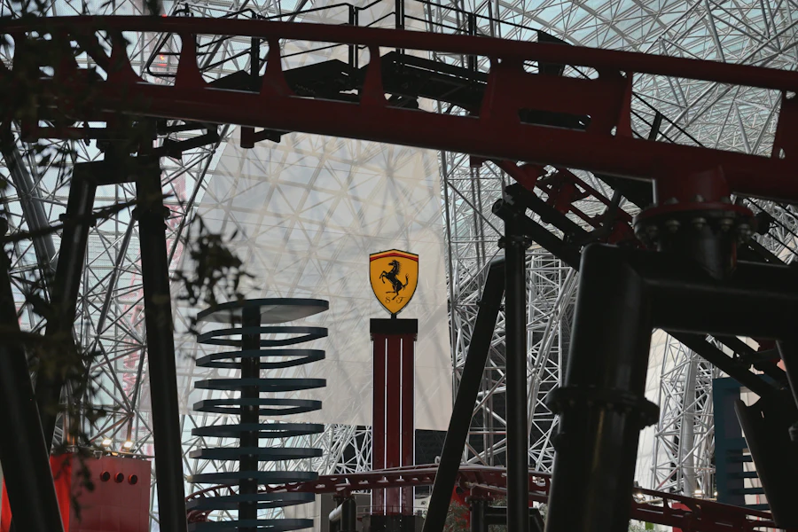 Les montagnes russes de Ferrari World, sur l'île de Yas