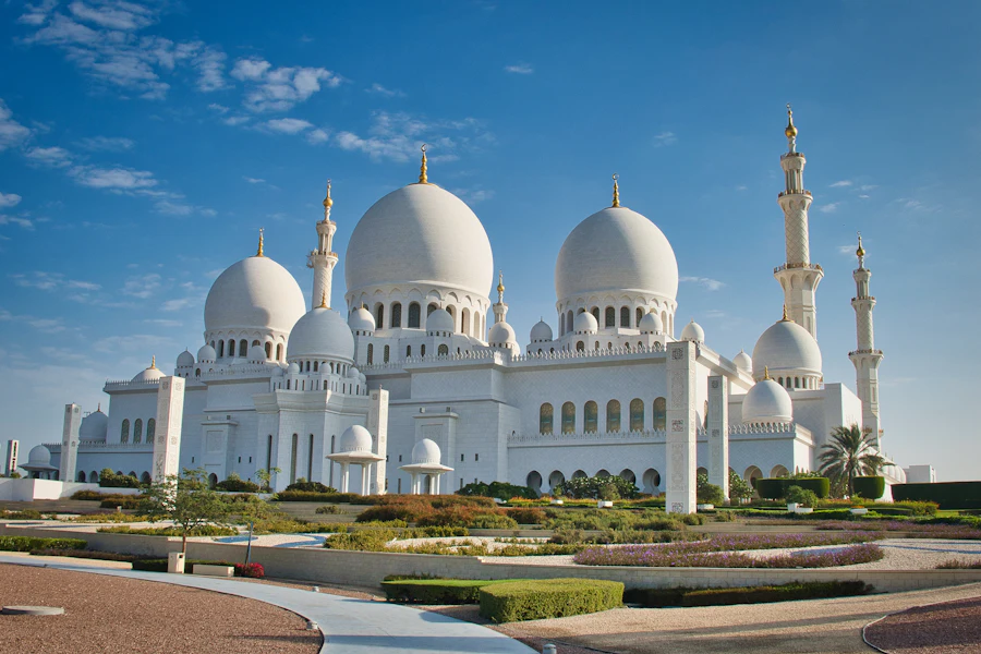 Les coupoles et les minarets de marbre blanc de la grande mosquée Cheikh Zayed
