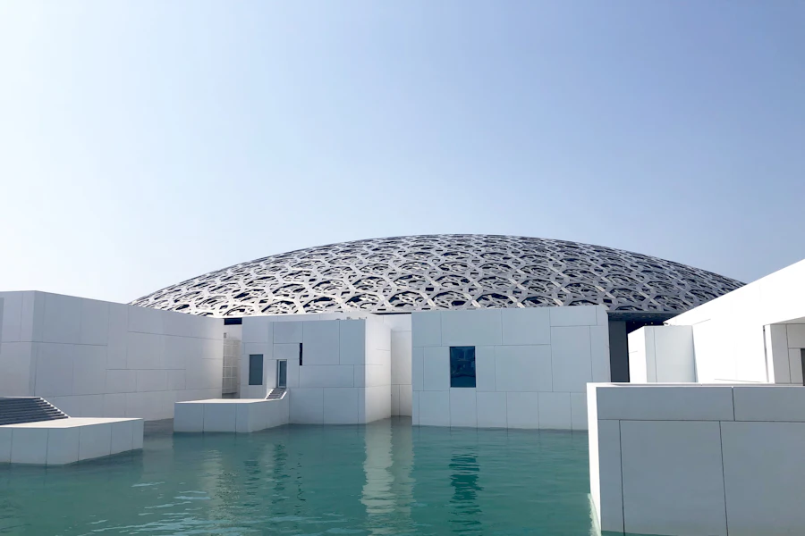 La coupole ajourée du Louvre Abou Dhabi au-dessus de l'eau