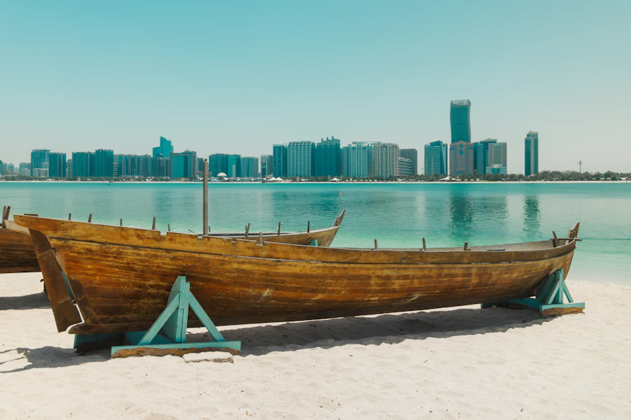 Un boutre en bois sur une plage d'Abou Dhabi