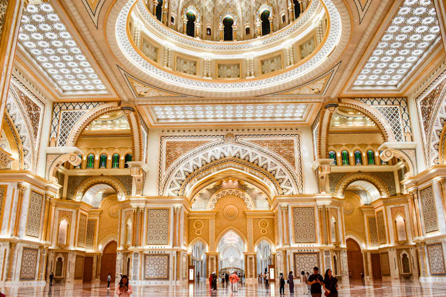 Une salle à coupole dorée du palais Qasr Al Watan
