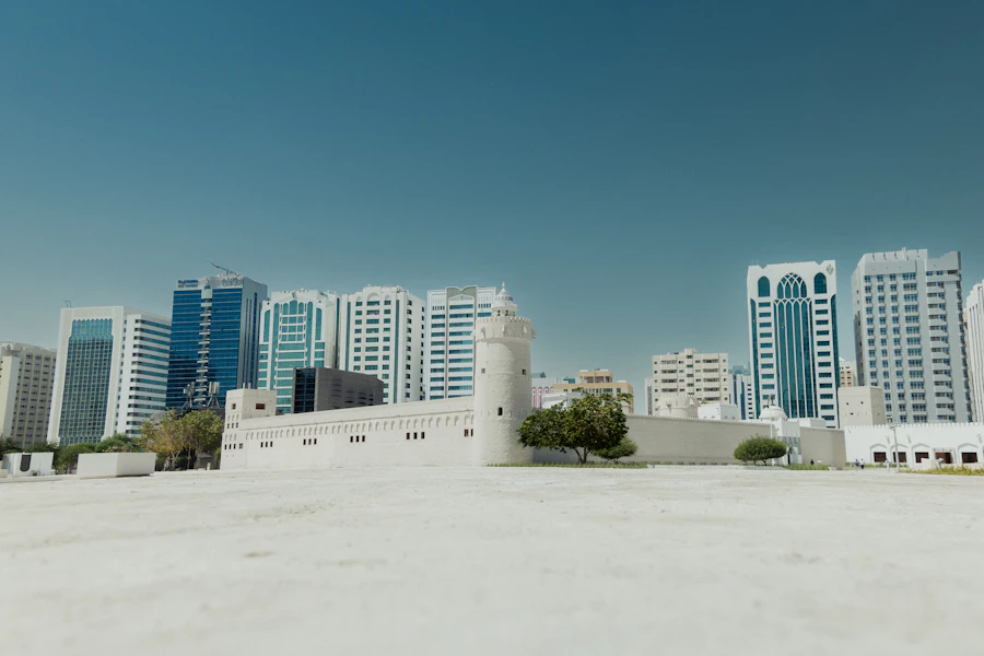 Le fort blanc de Qasr Al Hosn au pied des tours