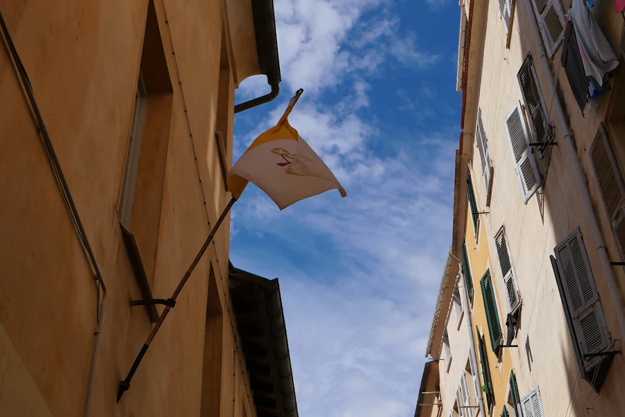 Une ruelle aux façades colorées dans la vieille ville d'Ajaccio