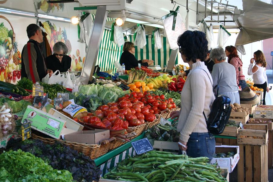 Étals de fruits et légumes au marché d'Ajaccio