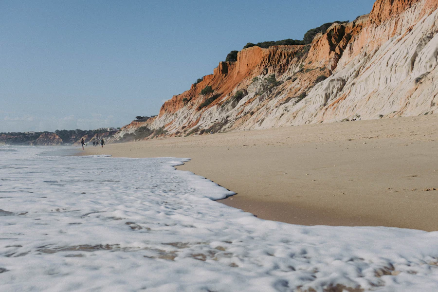 Les falaises ocre et rouges de la plage de Falésia