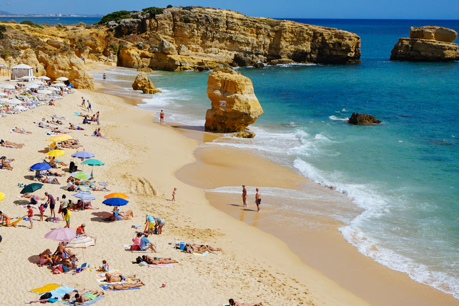 La plage de la ville d'Albufeira un jour d'été