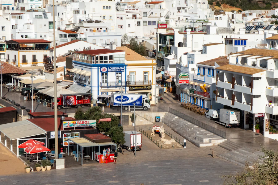 Les maisons blanches de la vieille ville d'Albufeira