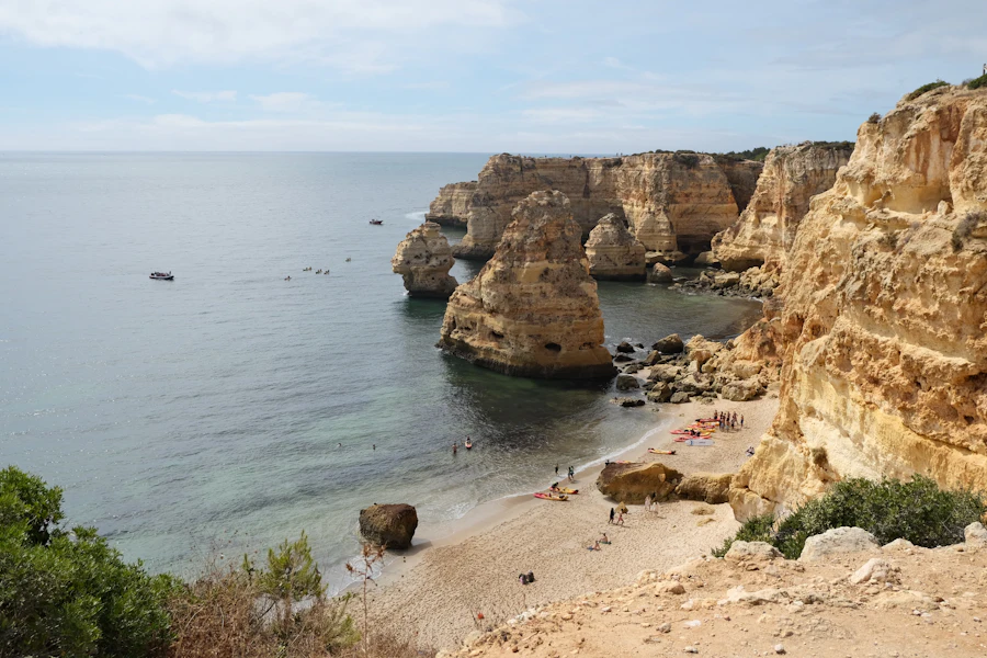 Les rochers et l'eau claire de Praia da Marinha