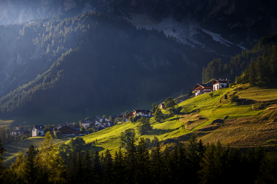 Le village de Corvara sur ses prés verdoyants