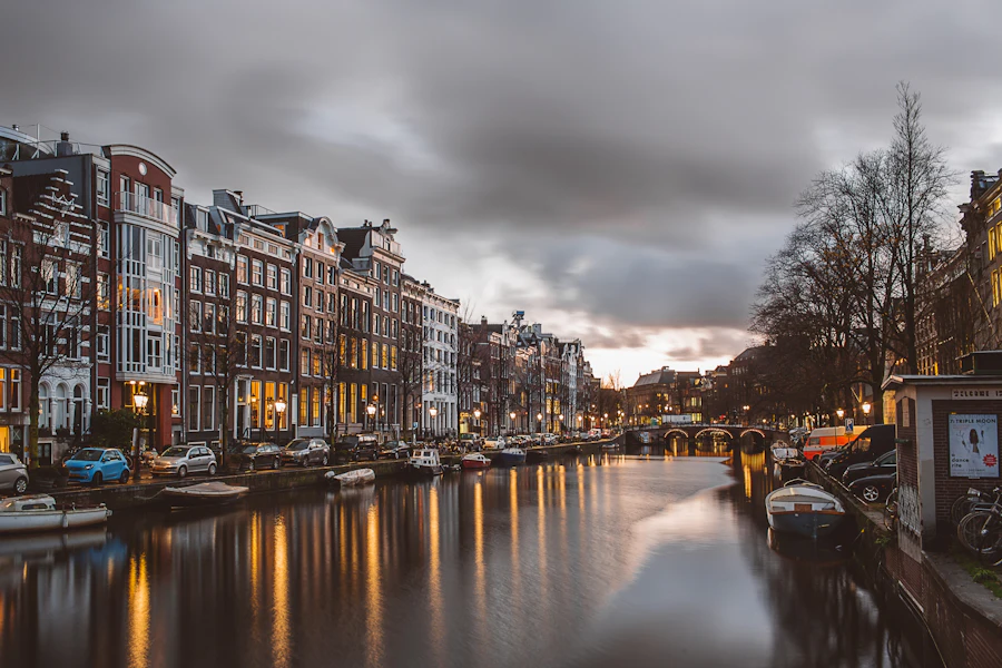 Les maisons de marchands se reflètent dans un canal d'Amsterdam