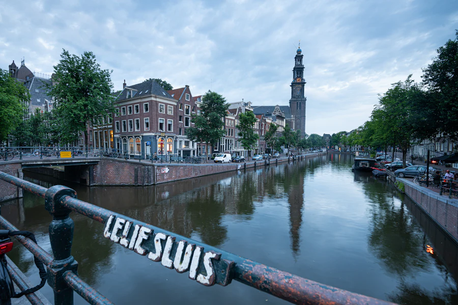 Le clocher de la Westerkerk au-dessus du Prinsengracht, en lisière du Jordaan, au crépuscule