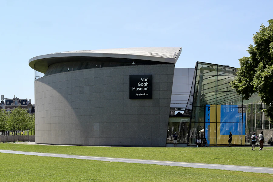 Le bâtiment moderne du musée Van Gogh, sur la place des Musées