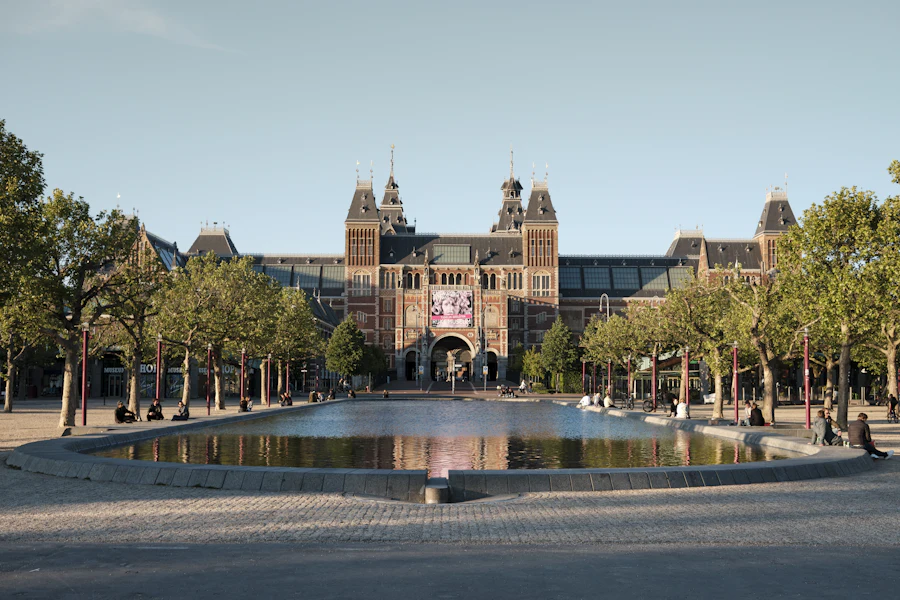 Le Rijksmuseum et son bassin, au coucher du soleil