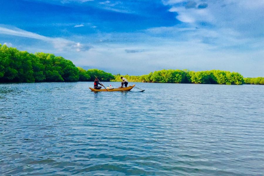 Des pêcheurs sur la lagune de Pottuvil