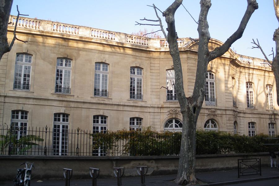 La façade de l'hôtel de Caumont qui abrite la Collection Lambert