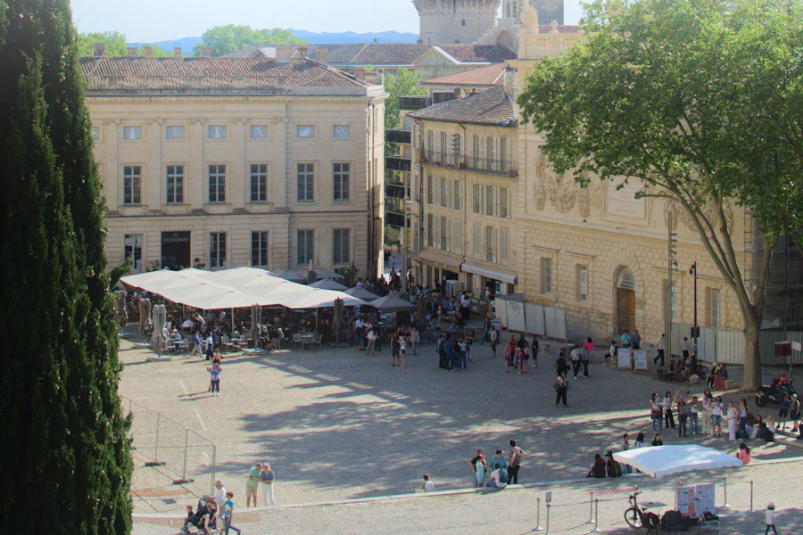 La place de l'Horloge et ses terrasses