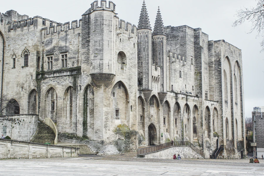 La façade gothique du palais des Papes