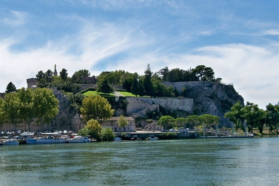 Le rocher des Doms au-dessus du Rhône