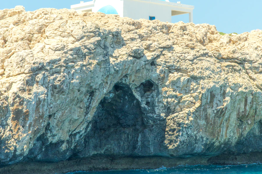 Une chapelle perchée sur la falaise du cap Greco
