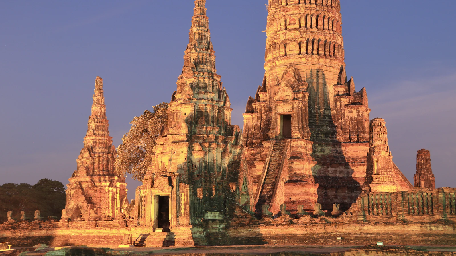 Les prangs d'un temple en ruine d'Ayutthaya