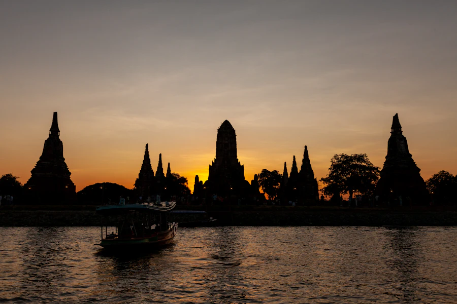 Des temples d'Ayutthaya au coucher du soleil