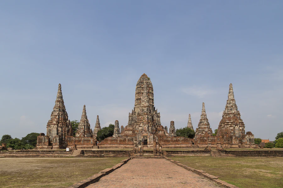 Le prang central et les tours du Wat Chaiwatthanaram