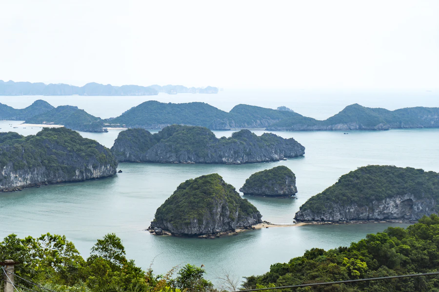 Les îles autour de Cat Ba vues d'en haut