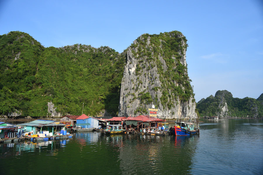 Un village flottant au pied des pitons calcaires de la baie d'Along