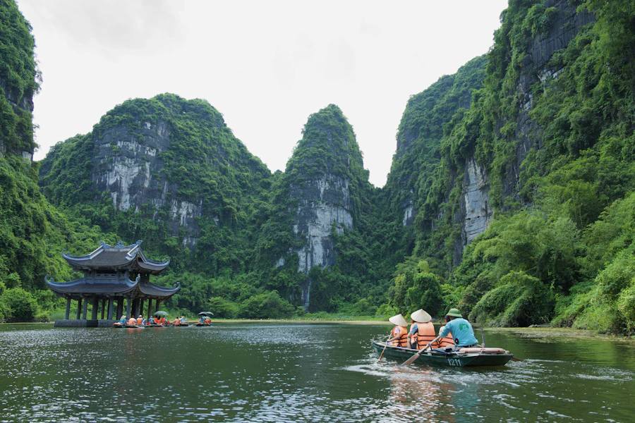 Des barques sur la rivière entre les pitons de Ninh Binh