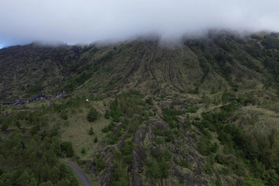 Le volcan Batur au-dessus des nuages