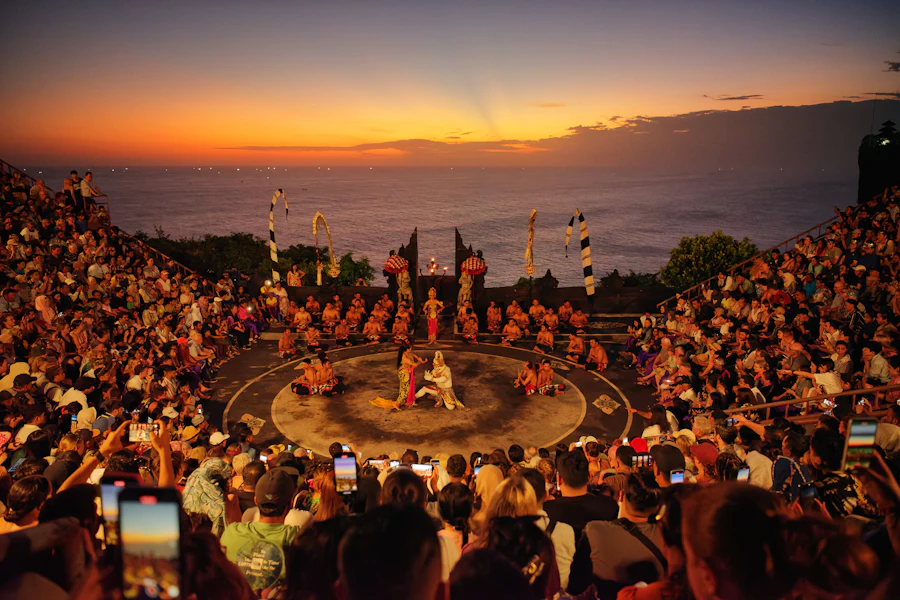 La danse du kecak au temple d'Uluwatu, au coucher du soleil