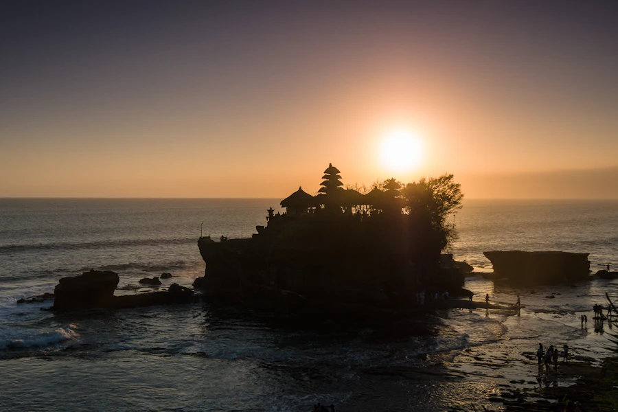 Le temple de Tanah Lot sur son rocher, battu par les vagues