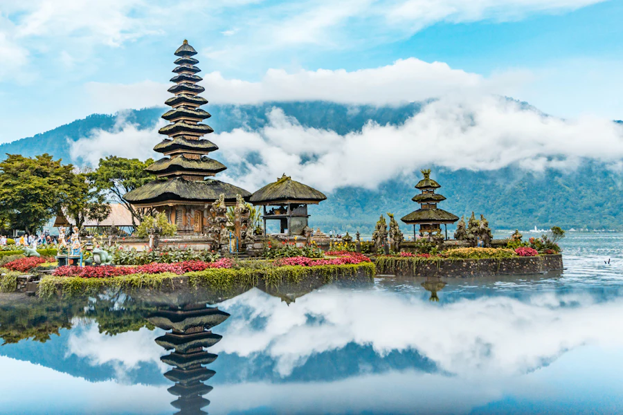 Les pagodes du temple Ulun Danu Bratan au bord du lac