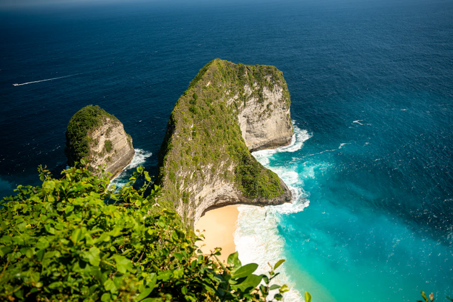 Une plage tropicale de Bali bordée d'eau turquoise