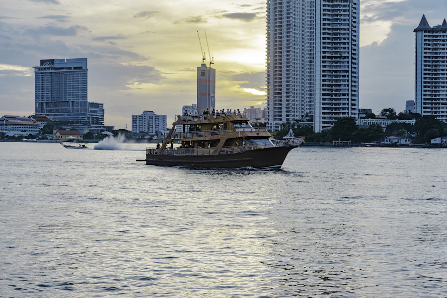 Un bateau sur le fleuve Chao Phraya devant les tours de Bangkok