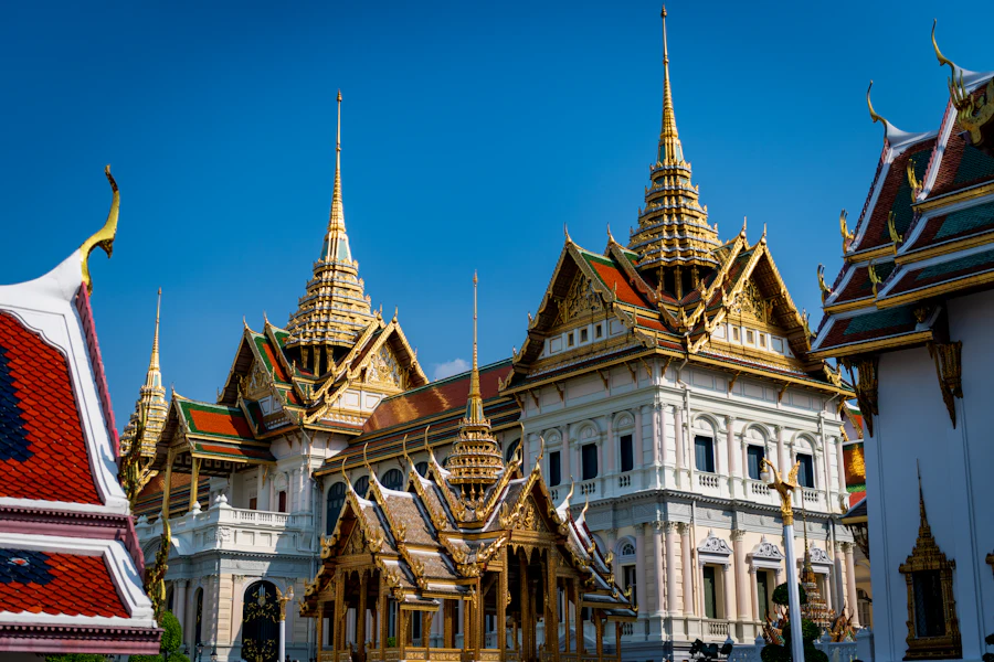 Les toits dorés et les chedis du Grand Palais de Bangkok