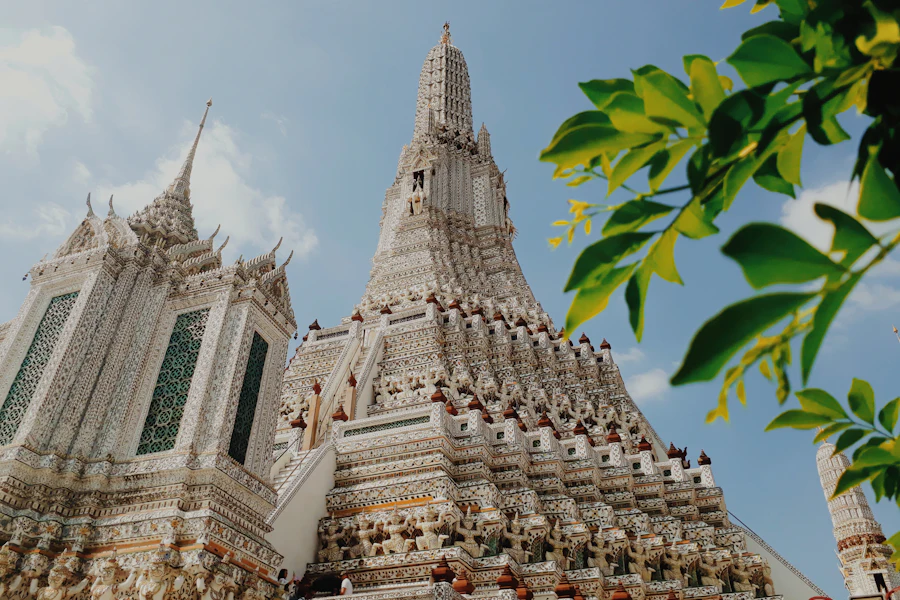 Le prang du Wat Arun, décoré de porcelaine, sous un ciel bleu
