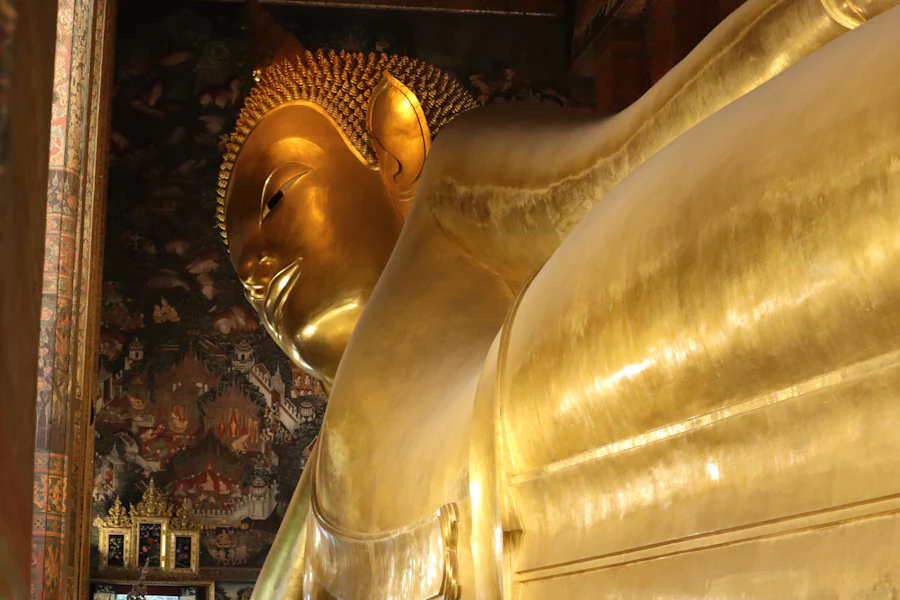 Le grand Bouddha couché du Wat Pho, couvert de feuilles d'or