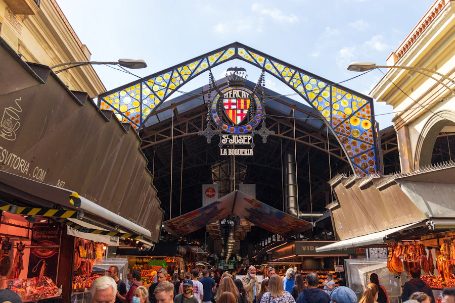 Les étals colorés du marché de la Boqueria