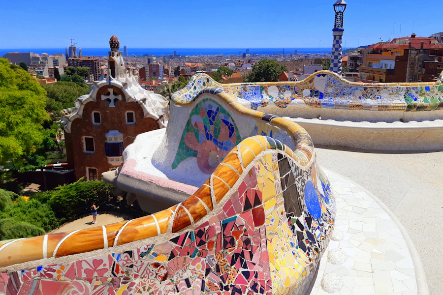 Le banc ondulant couvert de mosaïques du parc Güell, face à la ville