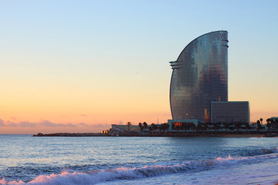 La plage de la Barceloneta au lever du soleil