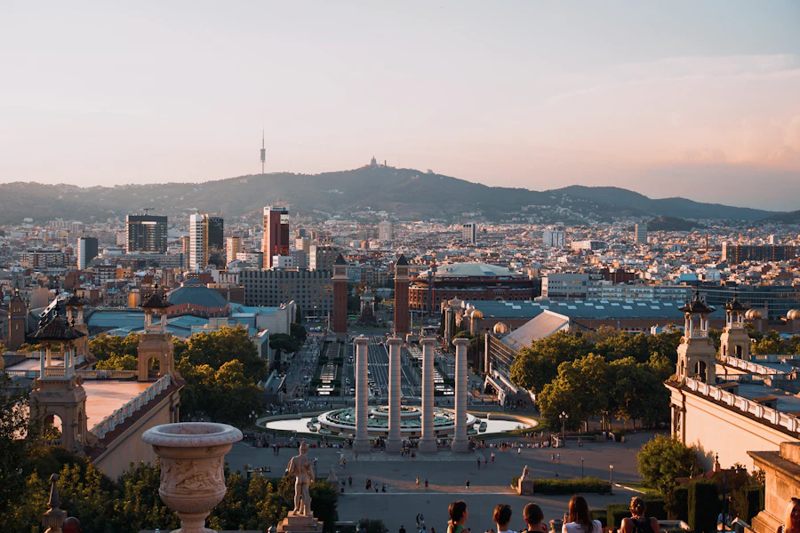 Vue sur Barcelone au coucher du soleil depuis le palais de Montjuïc
