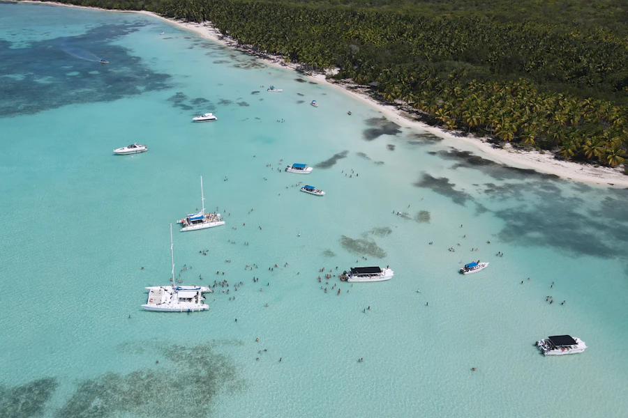 Des bateaux dans les eaux peu profondes de la piscine naturelle