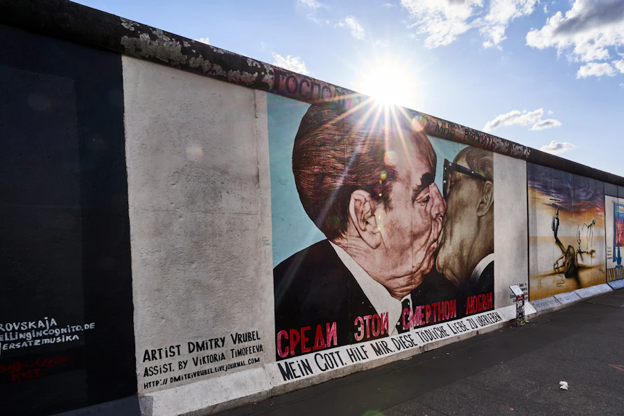 Une fresque peinte sur le Mur de l'East Side Gallery