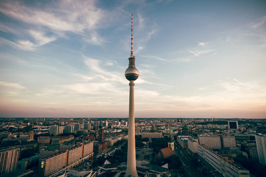 La tour de télévision de Berlin au-dessus de la ville