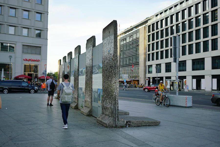 Les montants d'acier qui retracent le Mur, rue Bernauer