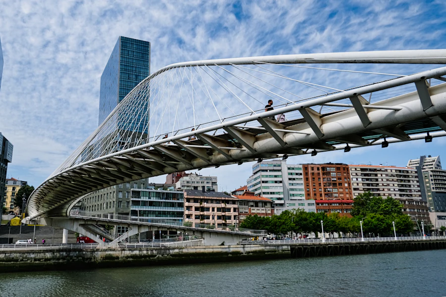 La passerelle blanche Zubizuri au-dessus de la rivière