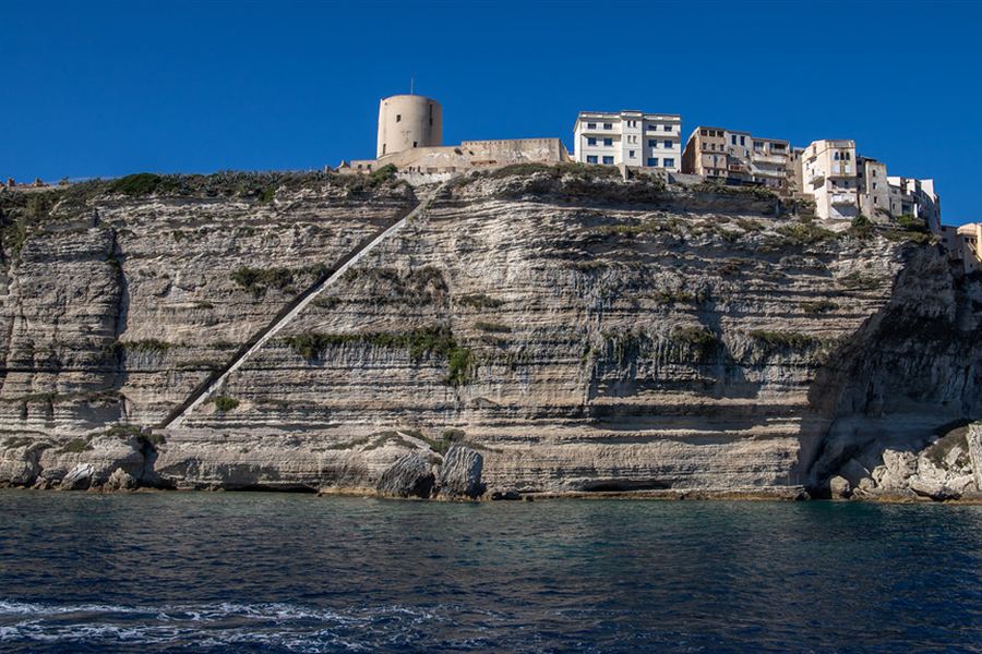 L'escalier du Roi d'Aragon taillé dans la falaise