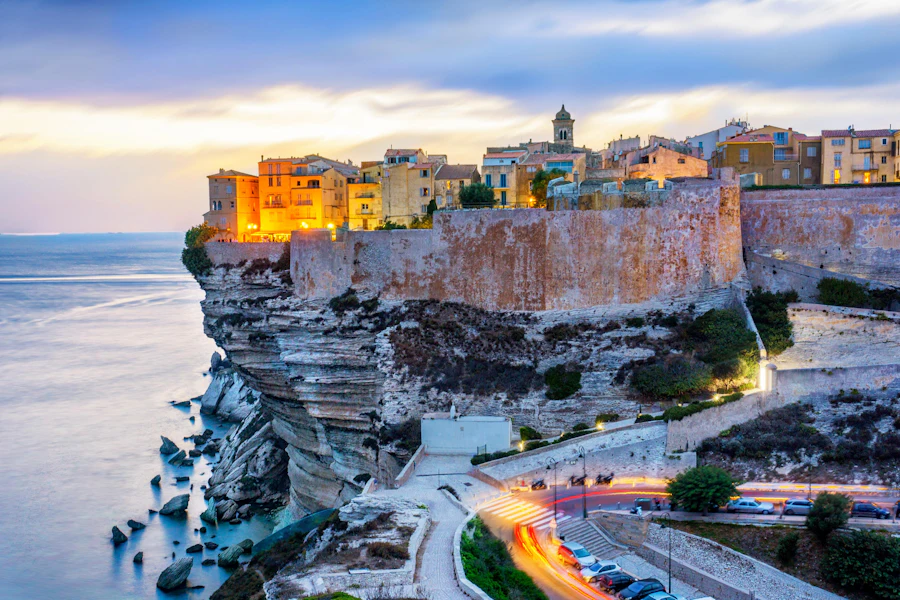 Les maisons de la haute ville au bord de la falaise, au crépuscule